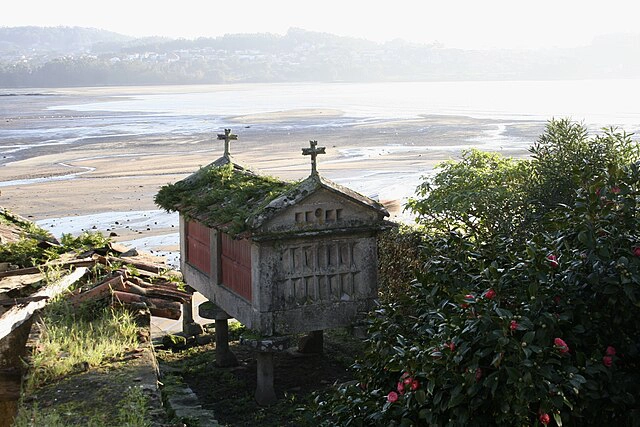 Hórreo de piedra y madera en la costa de Combarro, Rías Baixas