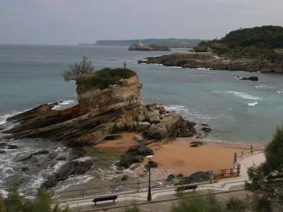 Paisaje costero del norte de España con formaciones rocosas